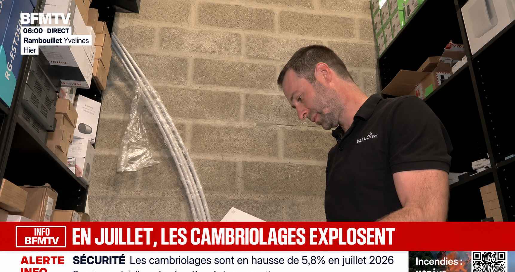 Capture d'écran d'un reportage BFMTV avec un technicien de Vallotech devant un mur de boîtes de sécurité, évoquant la hausse des cambriolages en juillet.